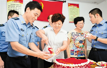 “媽媽擁軍團”帶著大蛋糕看望慰問官兵