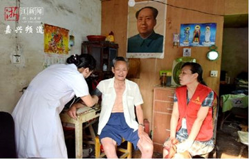 高溫天桐鄉(xiāng)崇福志愿者關(guān)愛老人